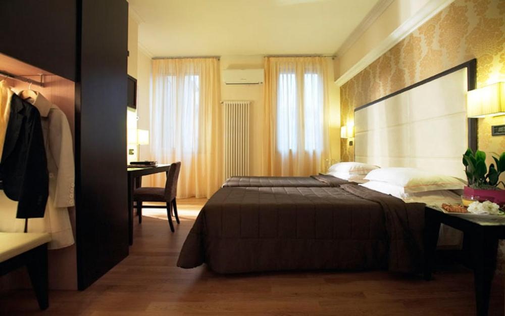 Hotel Touring Image 11