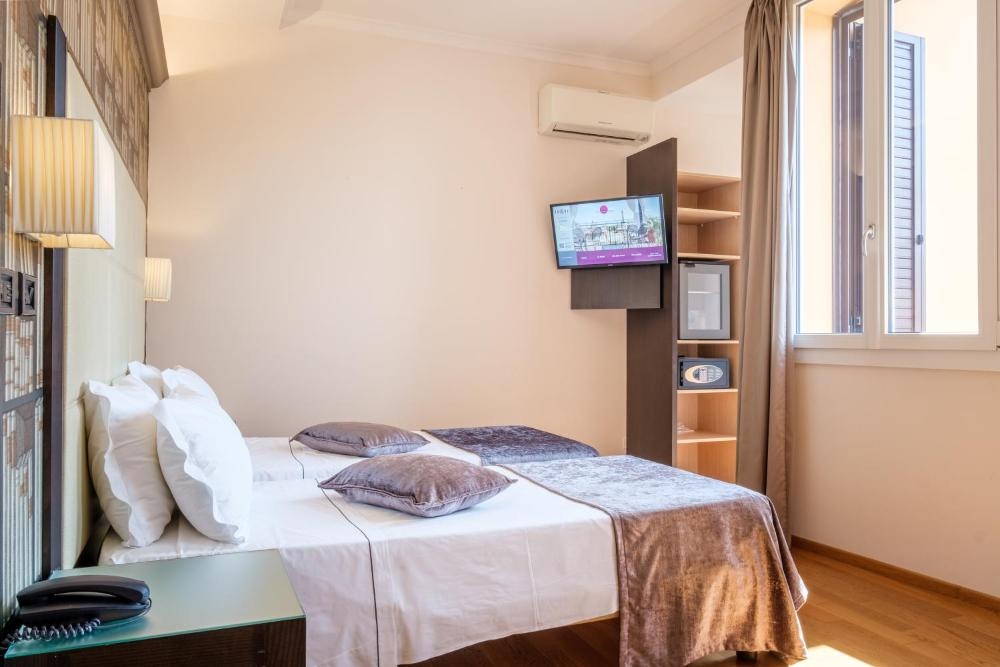 Hotel Touring Image 18