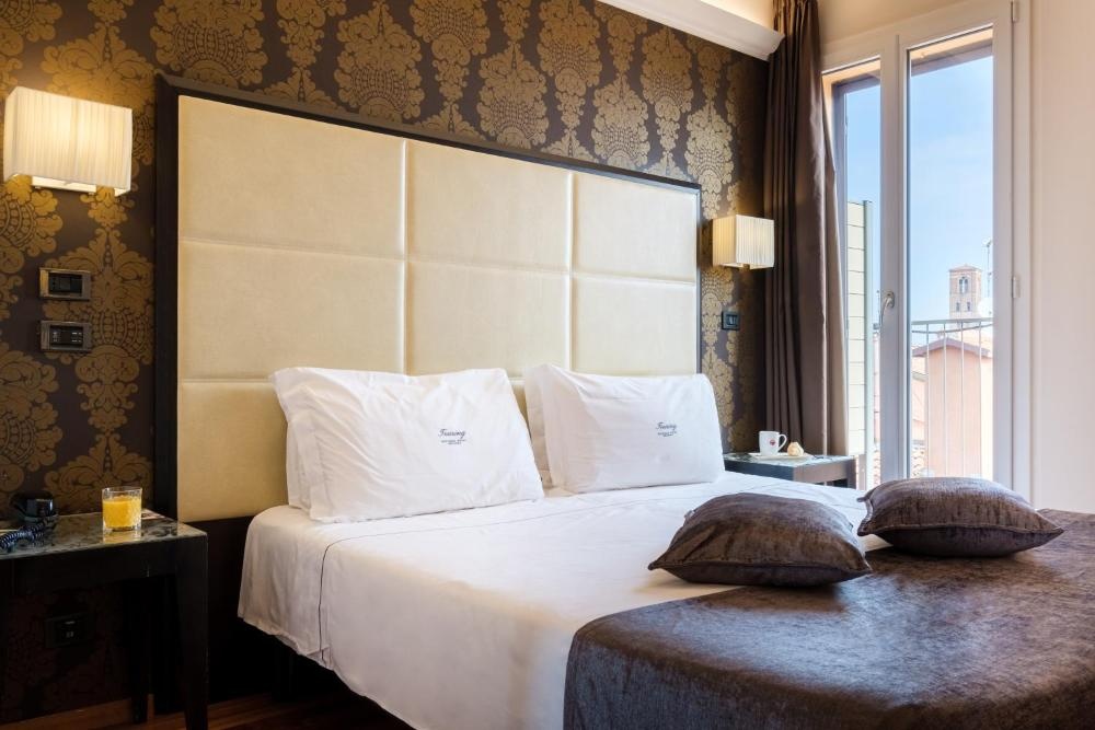 Hotel Touring Image 22