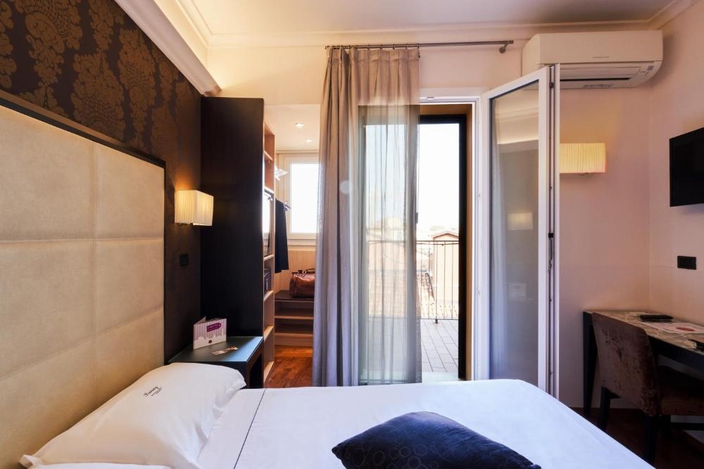 Hotel Touring Image 94